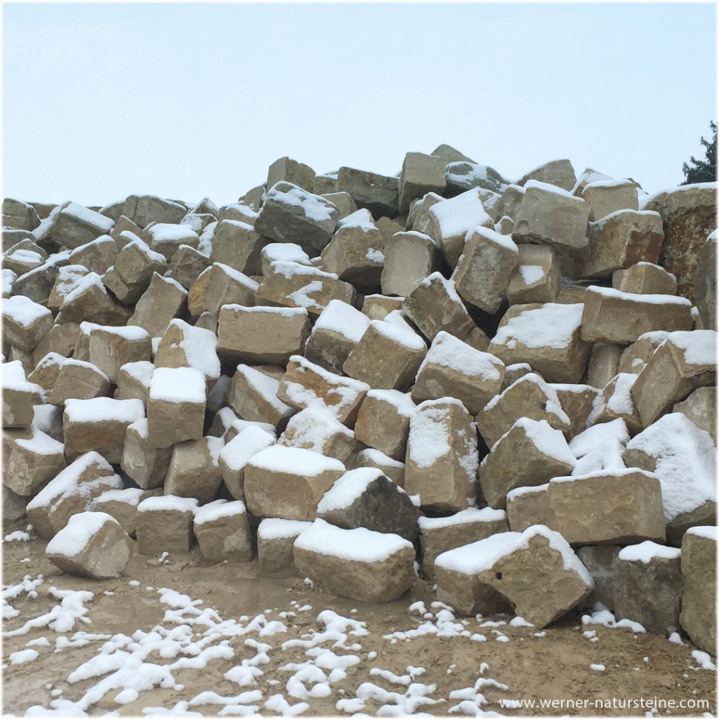Jurakalk Mauersteine im Schnee - keine Auslieferung bei Frost