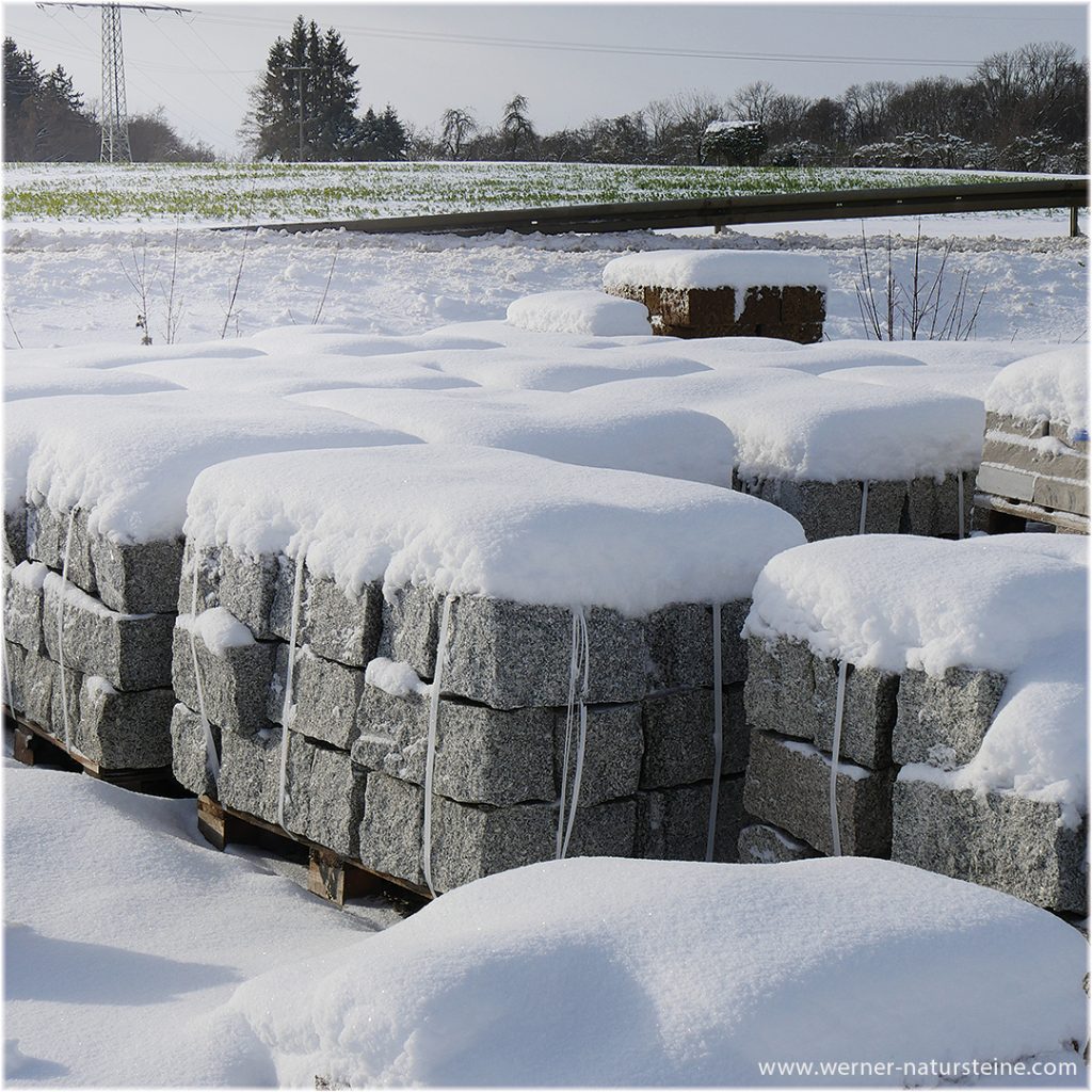Granit Mauersteine im Schnee