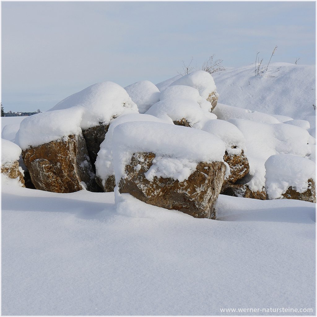 Muschelkalk Mauersteine im Schnee