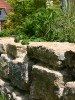 Zugsteine sind eine günstige Alternative für eine schöne Natursteinmauer