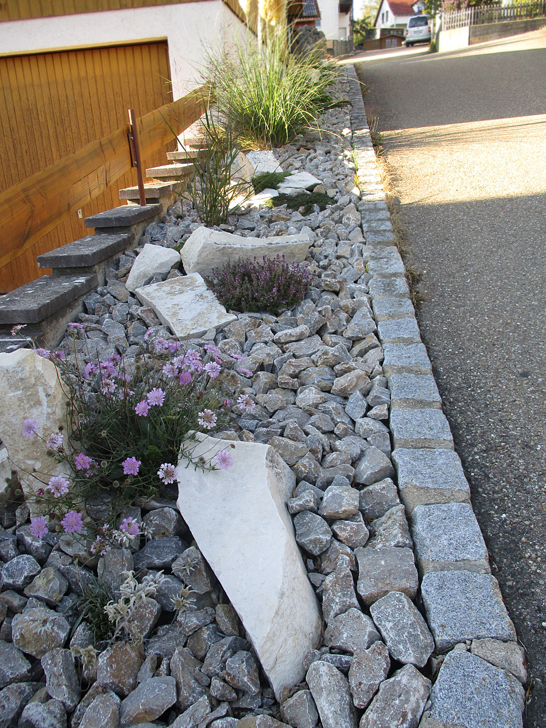 Zierbeet mit Muschelkalk Ziersplitt Natursteine